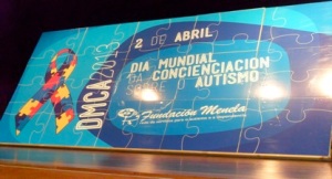 Puzzle realizado por algunas personas con TEA el día 2 de abril en el salón de actos del ayuntamiento de Vigo. 