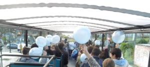 Personas con autismo portando globos azules, símbolo del día de concienciación sobre el autismo. 
